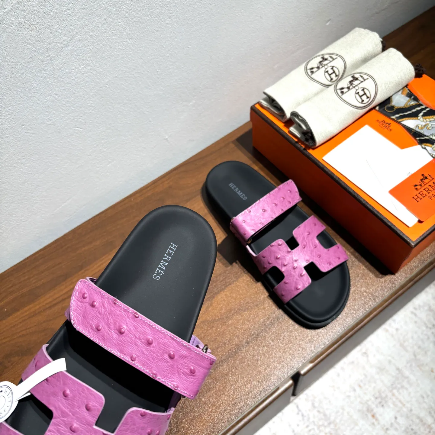👟👟Ex-factory price 520👟👟 Men's size +10 Brand💗: HERMES Number💗: H8018-210199 Color💗: Ostrich pattern new color system Size 💗: 35 to 40 38-45 Upper material: imported calfskin Outsole material: Tpu anti-slip and wear-resistant outsole 🆕🆕🆕HERMES 2025 latest color matching, original purchased and dismantled, imported custom fabrics. All colors have been adjusted N times, striving to be zero different from the original! The top version for women 💰 Erjie's shoes that have become extremely popular recently - chypre sandals, which are comfortable for all ages and are cute and cute. Paired with various colored socks, it’s so trendy